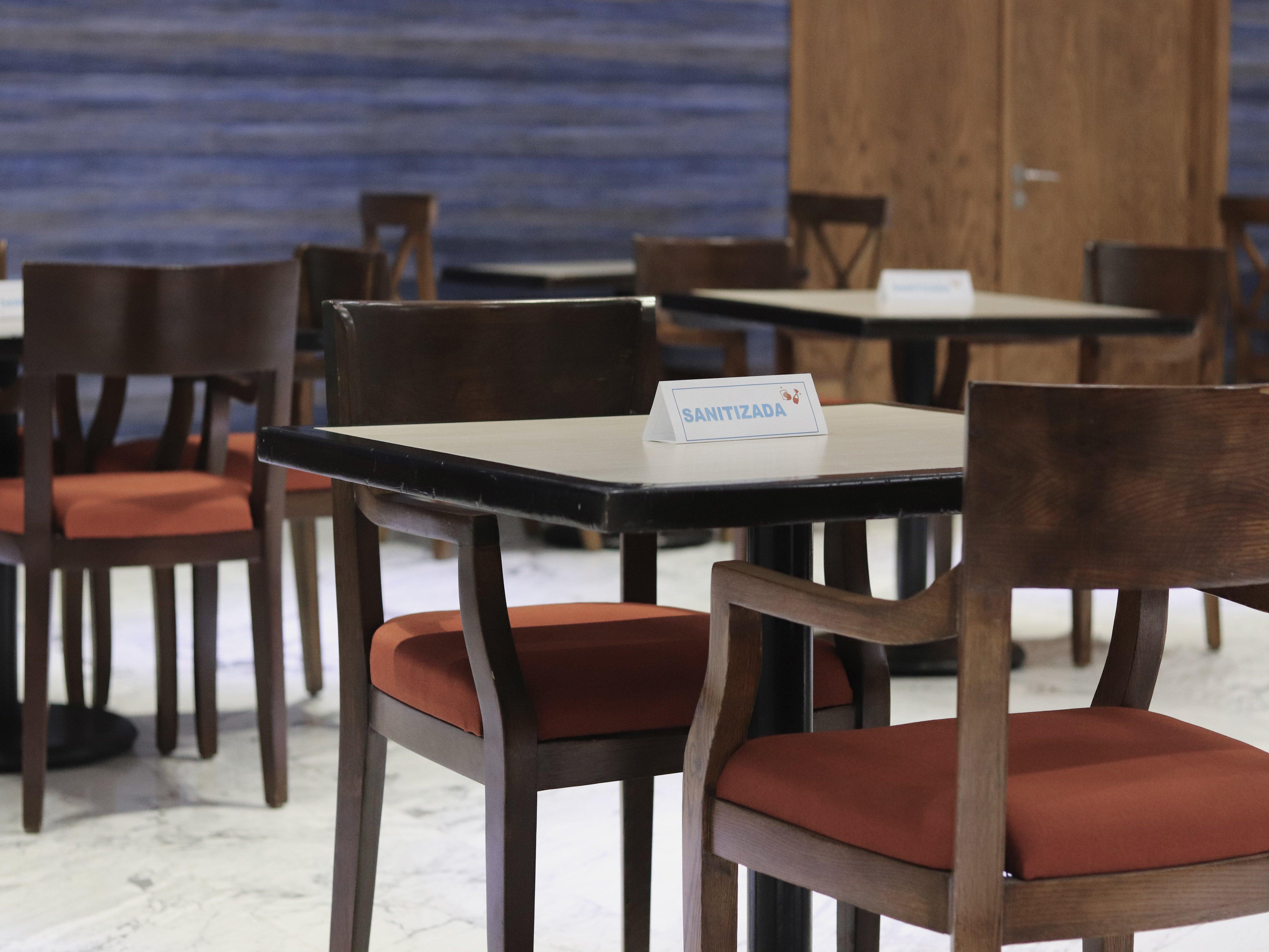 Holiday Inn Express Guaymas By Ihg Exterior photo A table and chairs